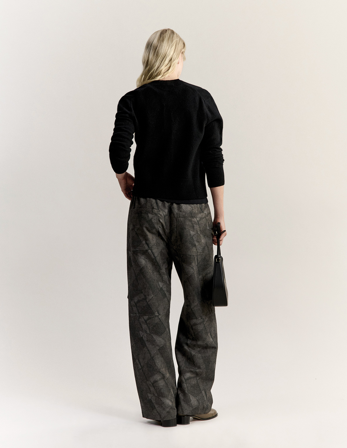 MKT1KNI22574WLW_Black_4.png