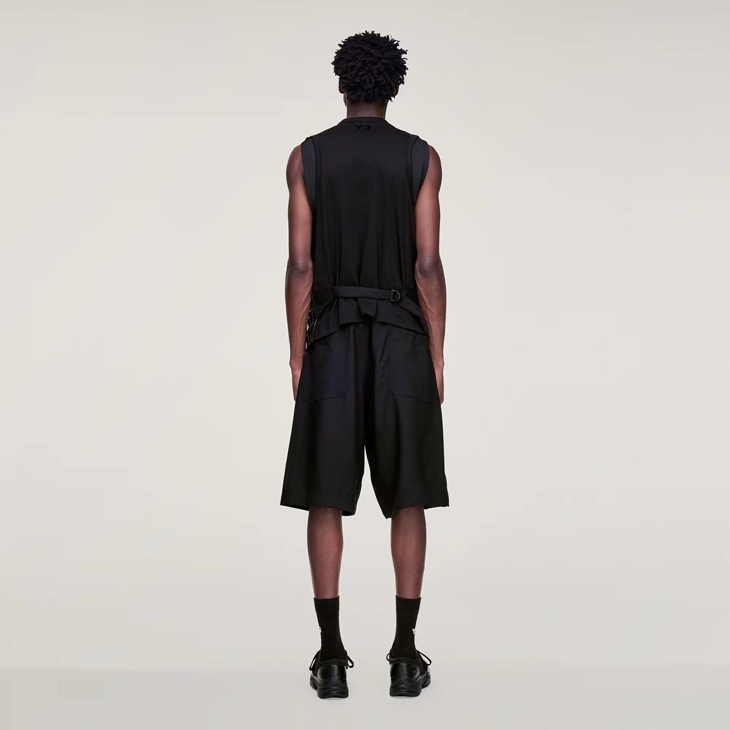 ADI1SHO00000CTM_Black_2.png
