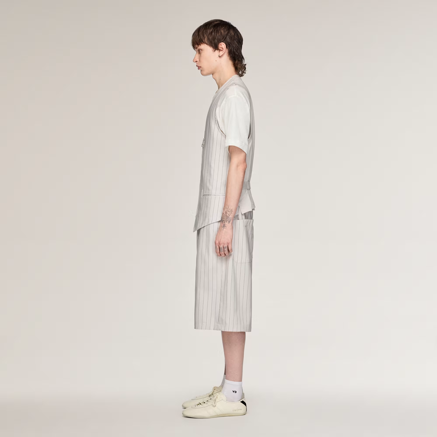 ADI1SHO00001CTM_Grey_2.png