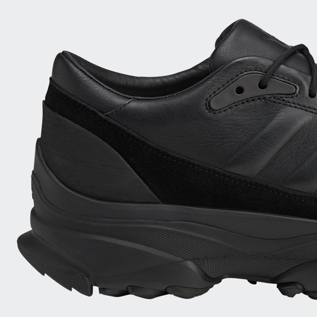 ADI2SNE00002LTM_BLACK%2BBLACK%2BBLACK_6.png