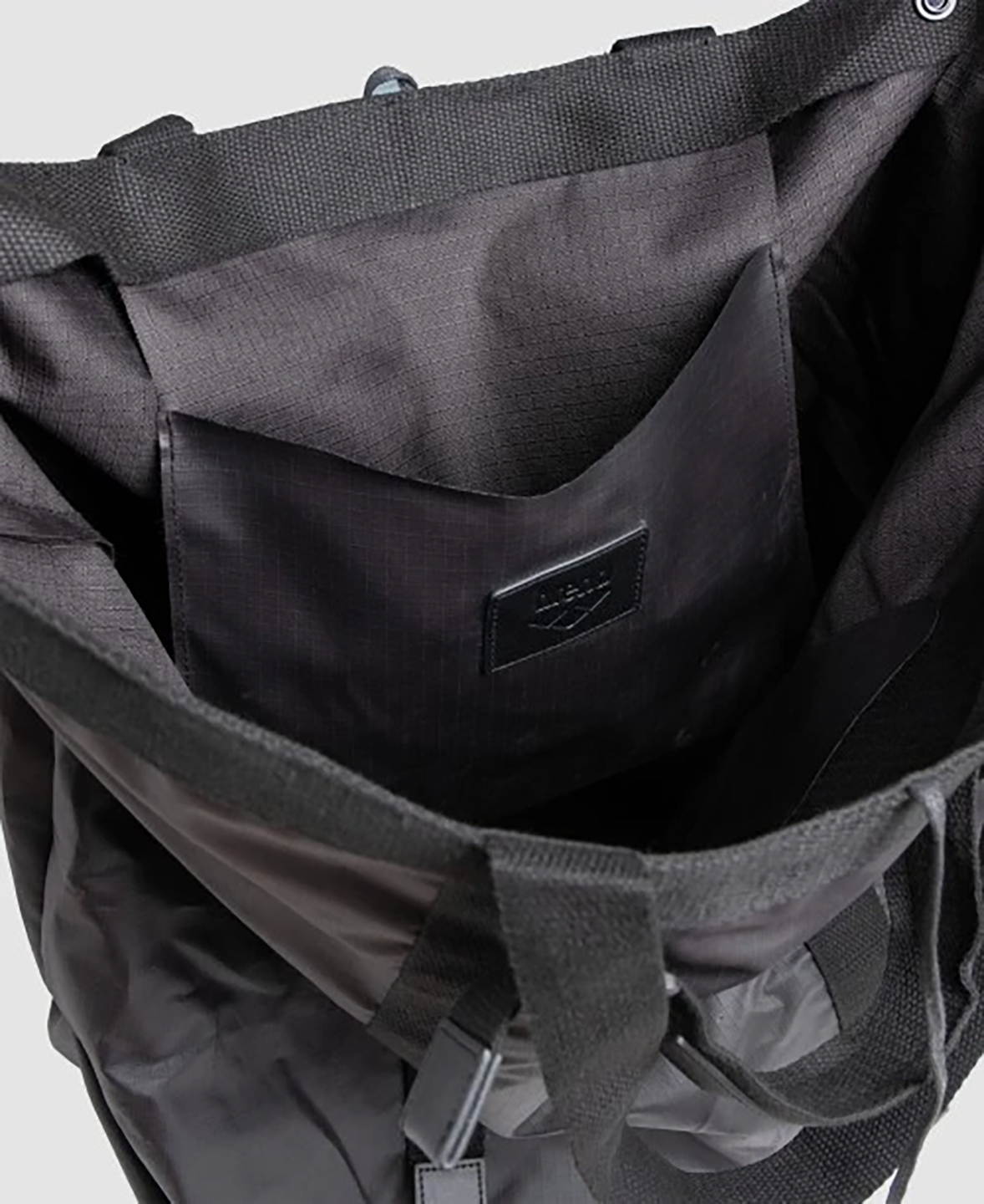 AEA3BAG04671PYM_Black_4.png