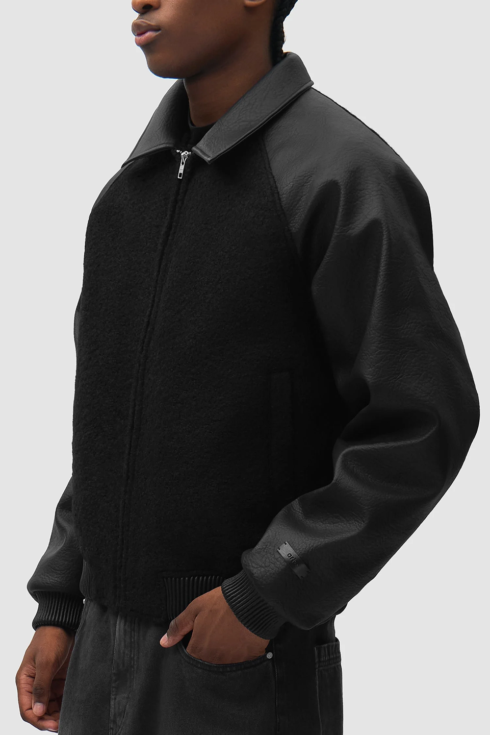 ART1CJK00001PHM_Black1_6.png