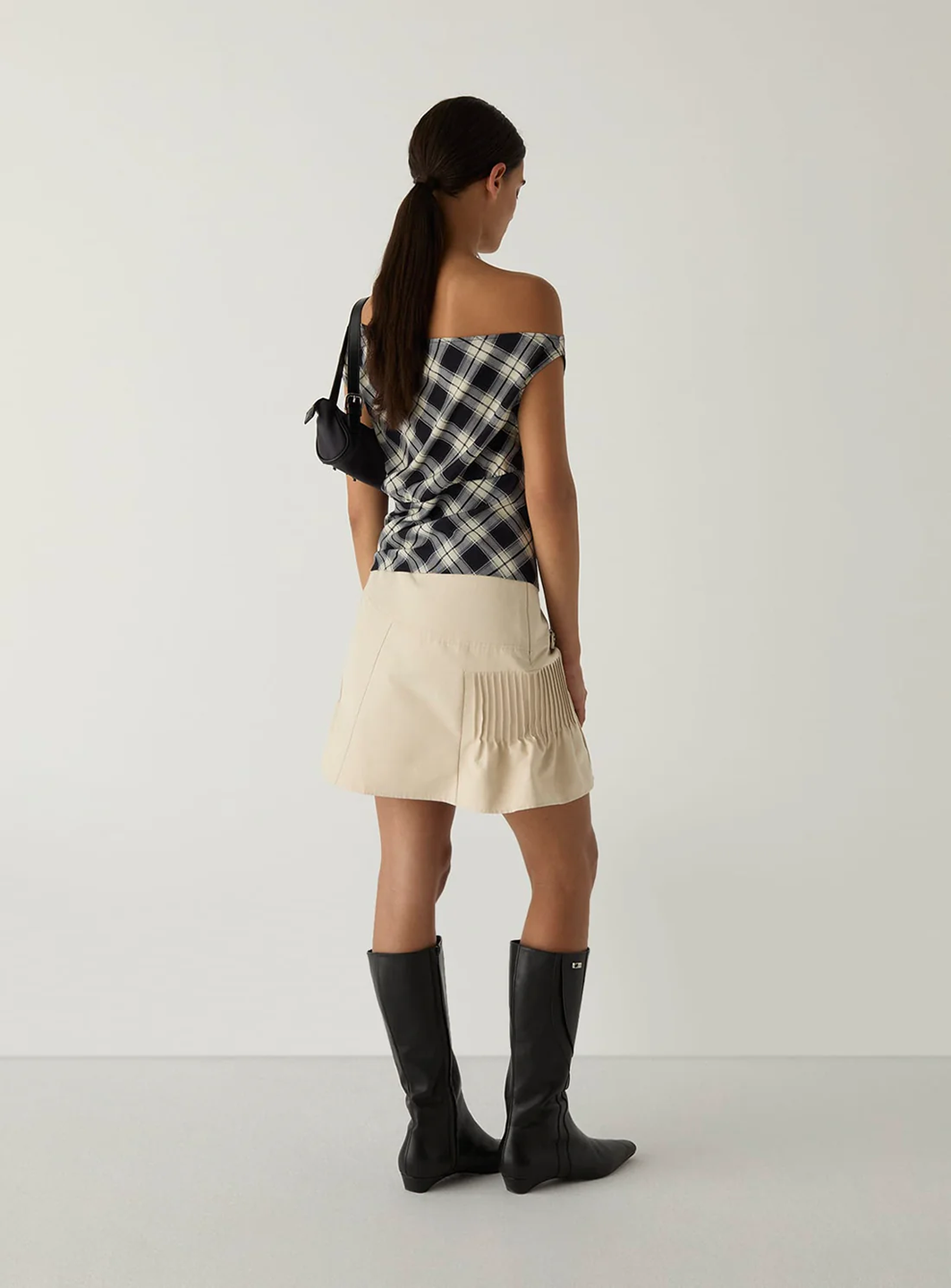 LAA1TOP21605PYW_Black_2.png