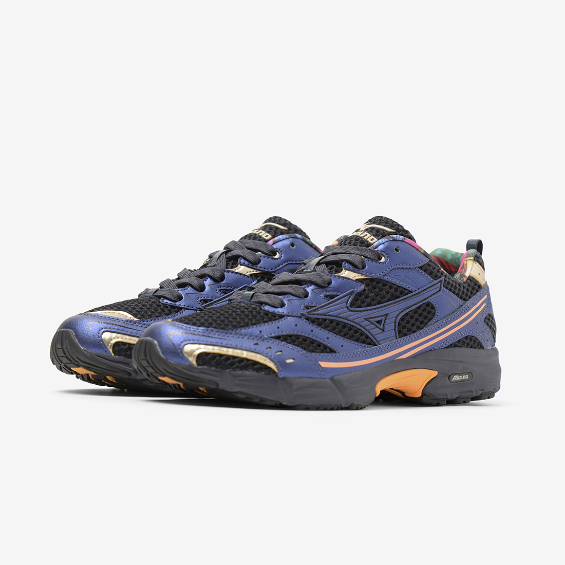 MIZ2SNE00001LTM_Black%2BBlack%2BCadmium+Orange_2.png