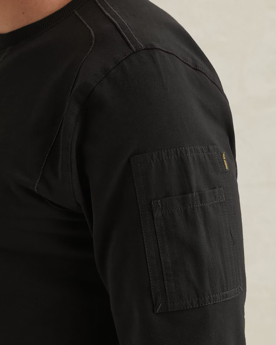 PME1KNI25287CTM_Black_3.png